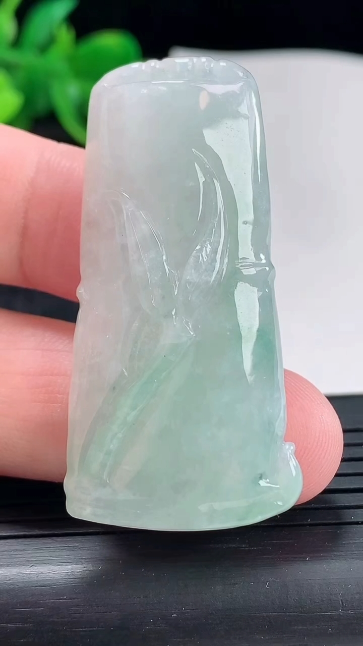 天然A货翡翠节节高升 竹节吊坠，尺寸50-24.5-8.8重量:21.31g
4月21日