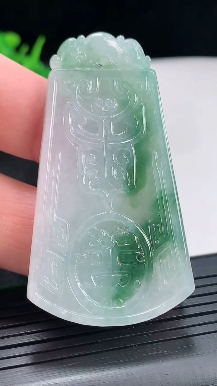 天然A货翡翠飘花仿古无事牌吊坠，尺寸59-32.5-5重量:21.48g
4月21日