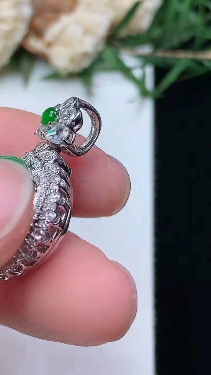 天然A货翡翠蛋面吊坠，尺寸25.3-16.6-12.5，裸石12.4，重量:5.34g
4月21日