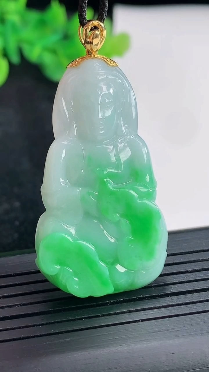 天然A货翡翠正装观音吊坠，尺寸44-26-5.5重量:12.42g
4月21日