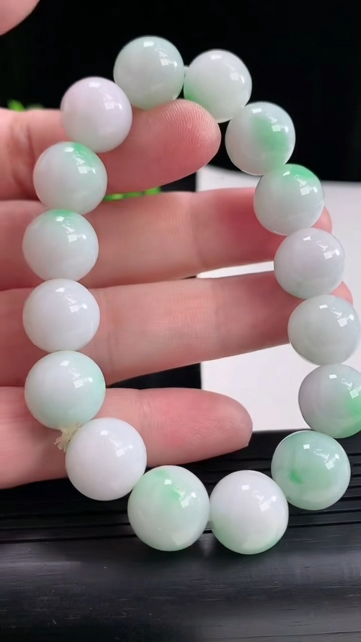 天然A货翡翠圆珠手串，尺寸13重:58.04g4744月21日
工厂直销收藏佳品,种好水足，色泽均匀，有种有色，上手高大气！