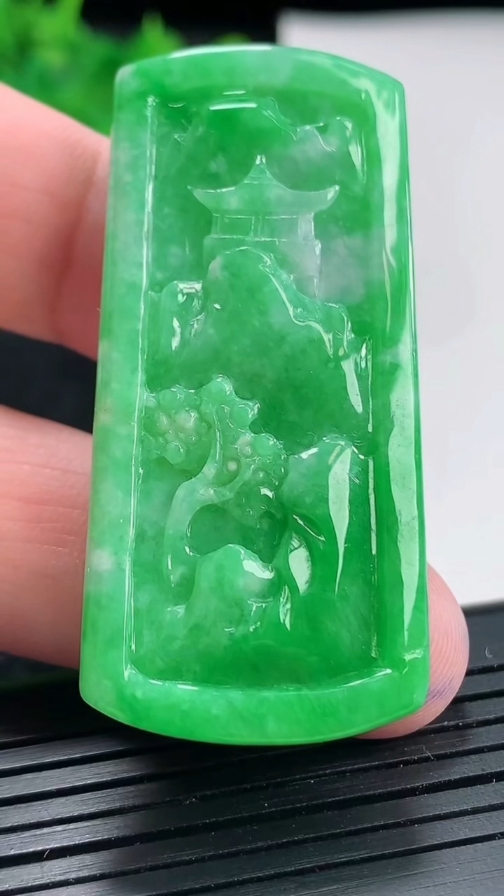 天然A货翡翠山水牌吊坠，尺寸52-24-10重量:24.53g
4月21日