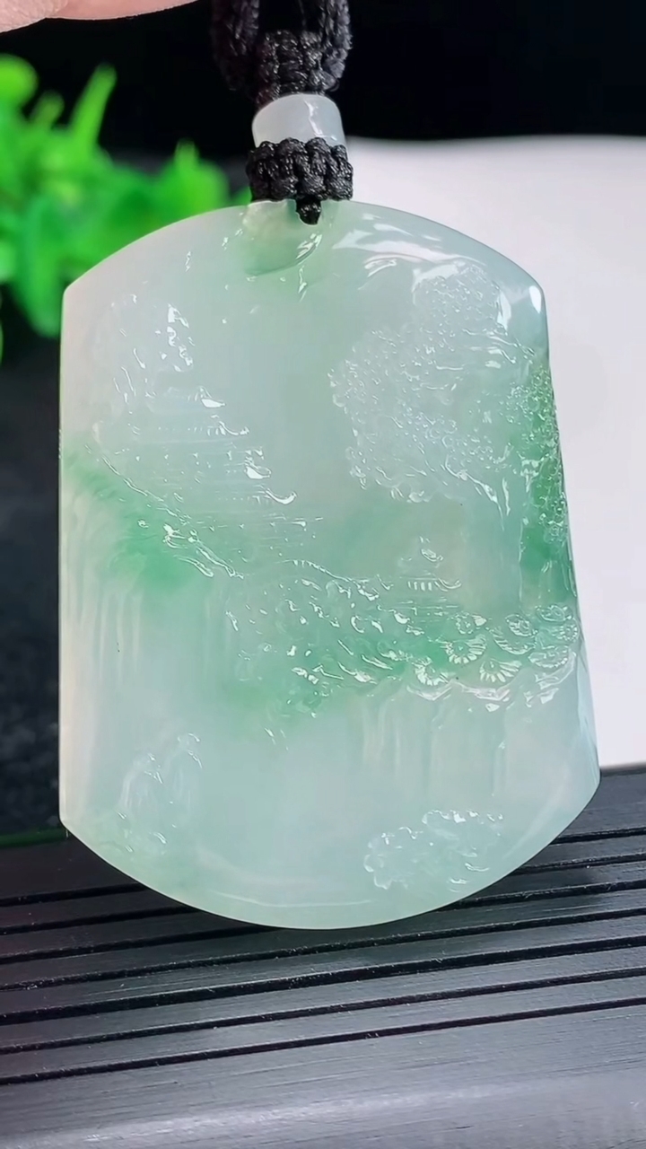 天然A货翡翠山水牌吊坠，尺寸50-37.5-5.6重量:28.75g
4月21日