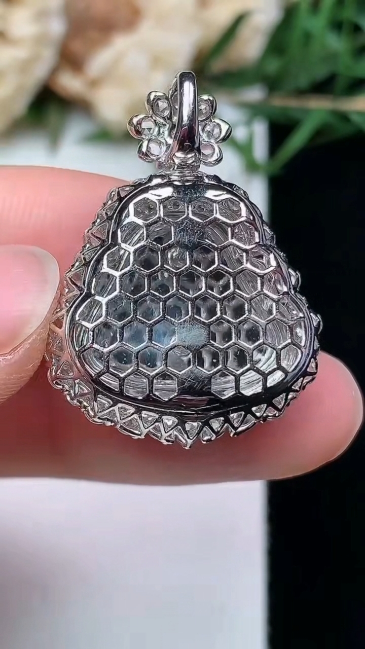 天然A货翡翠佛公吊坠，尺寸28-20.9-11.3，裸石15-16.8，重量:5.42g
4月21日