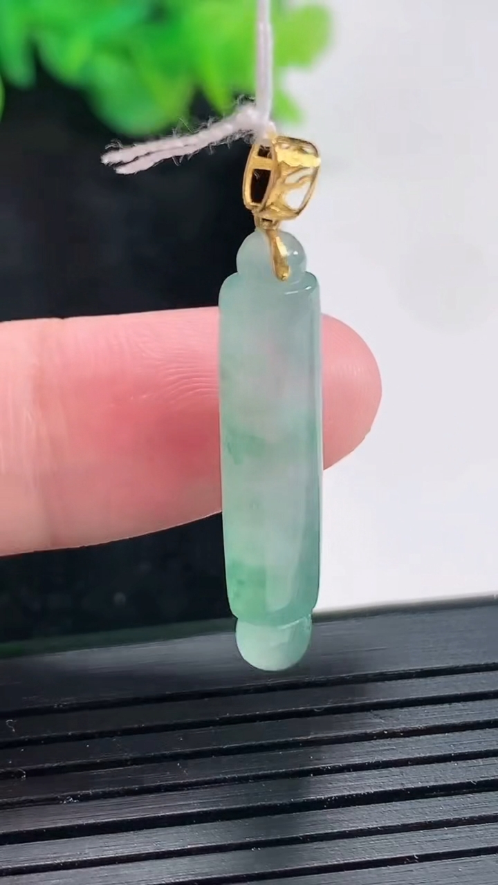 天然A货翡翠种飘花毛笔吊坠，尺寸31.6-5.2重量:2.67g
4月21日