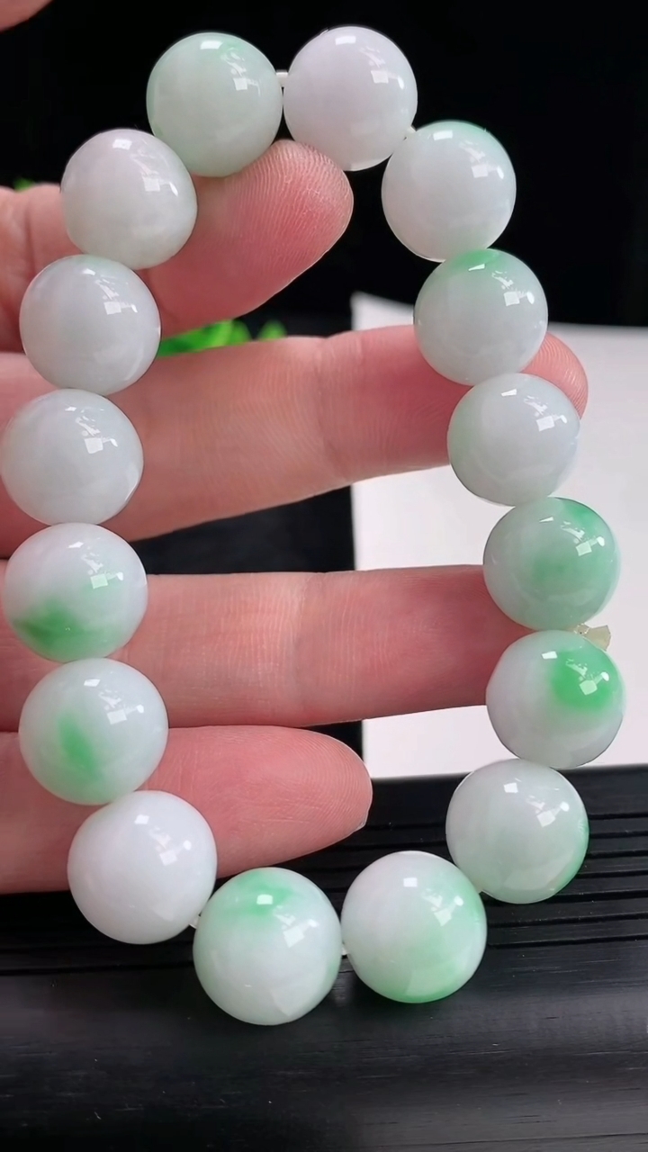 天然A货翡翠圆珠手串，尺寸13重:58.04g4744月21日
工厂直销收藏佳品,种好水足，色泽均匀，有种有色，上手高大气！
