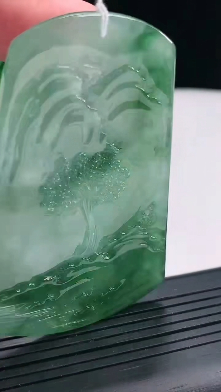 天然A货翡翠种飘花山水牌吊坠，尺寸70.8-49-4.5重量:40.04g
4月21日