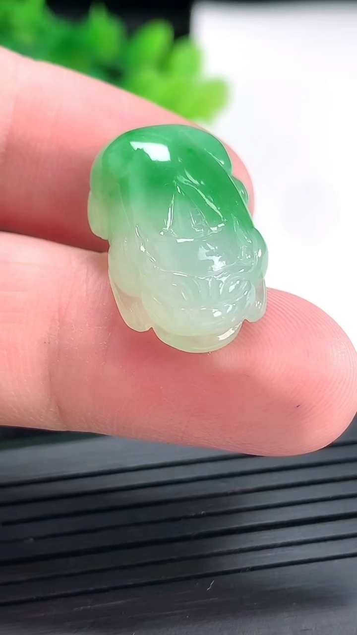 天然A货翡翠貔貅吊坠，尺寸23.5-15.5-7.2重量:5.05g
4月21日