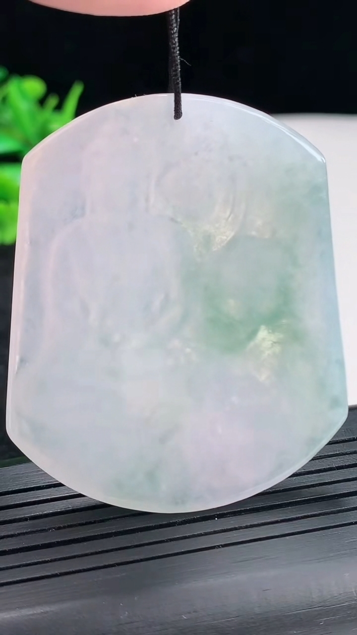 天然A货翡翠大日如来佛吊坠，尺寸56-46-5重量:30.46g
4月21日