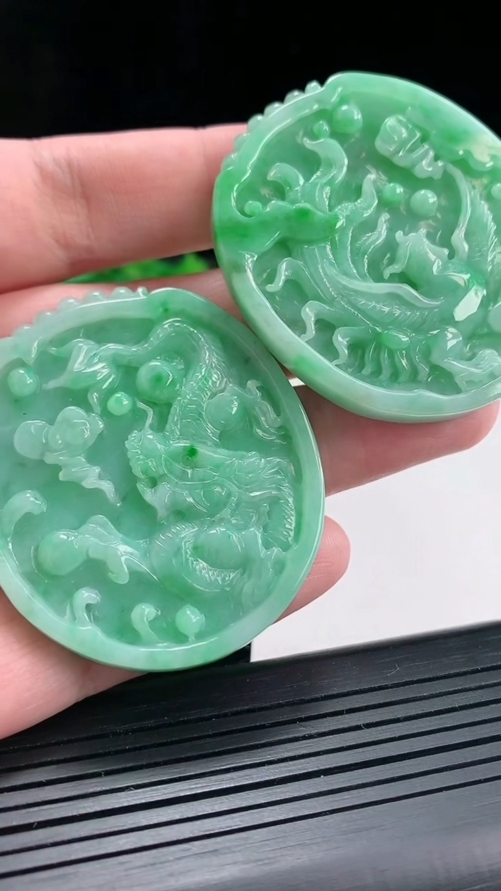 天然A货翡翠龙凤呈祥吊坠一对，尺寸51-45-5.5重量:56.97g
4月21日