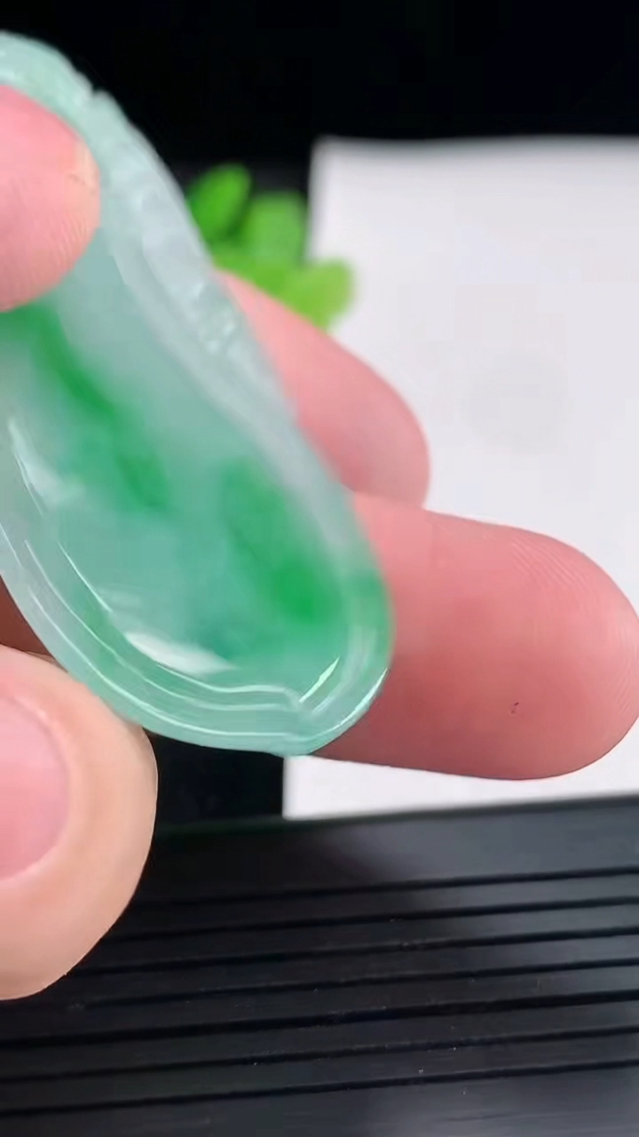 天然A货翡翠福瓜吊坠，尺寸5225-4.2重量:11.42g
4月21日