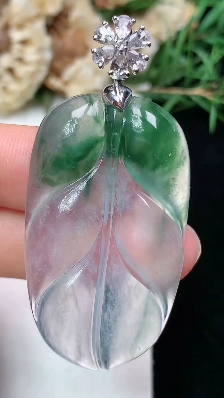 天然A货翡翠金枝玉叶 叶子吊坠，尺寸41.9-24.5-4.5，重量:10.23g
4月21日