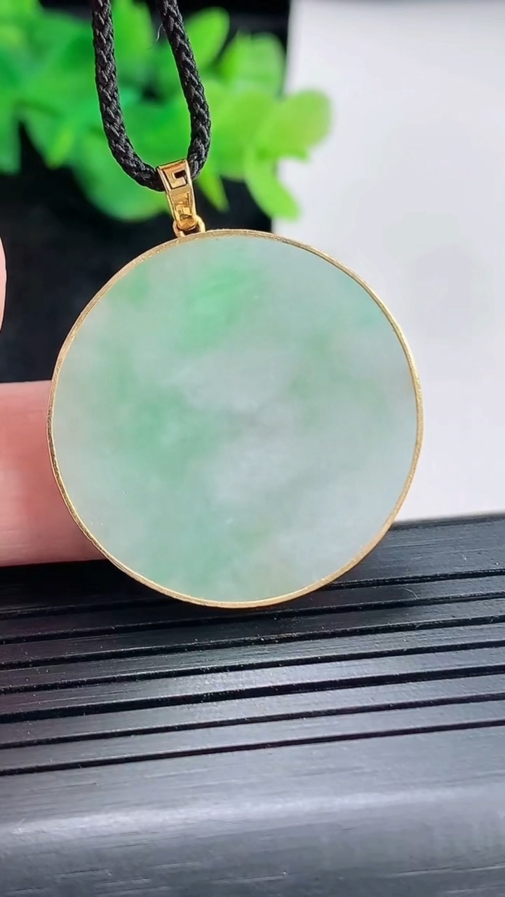 天然A货翡翠无事牌吊坠，尺寸29-3.2重量:6.07g
4月21日