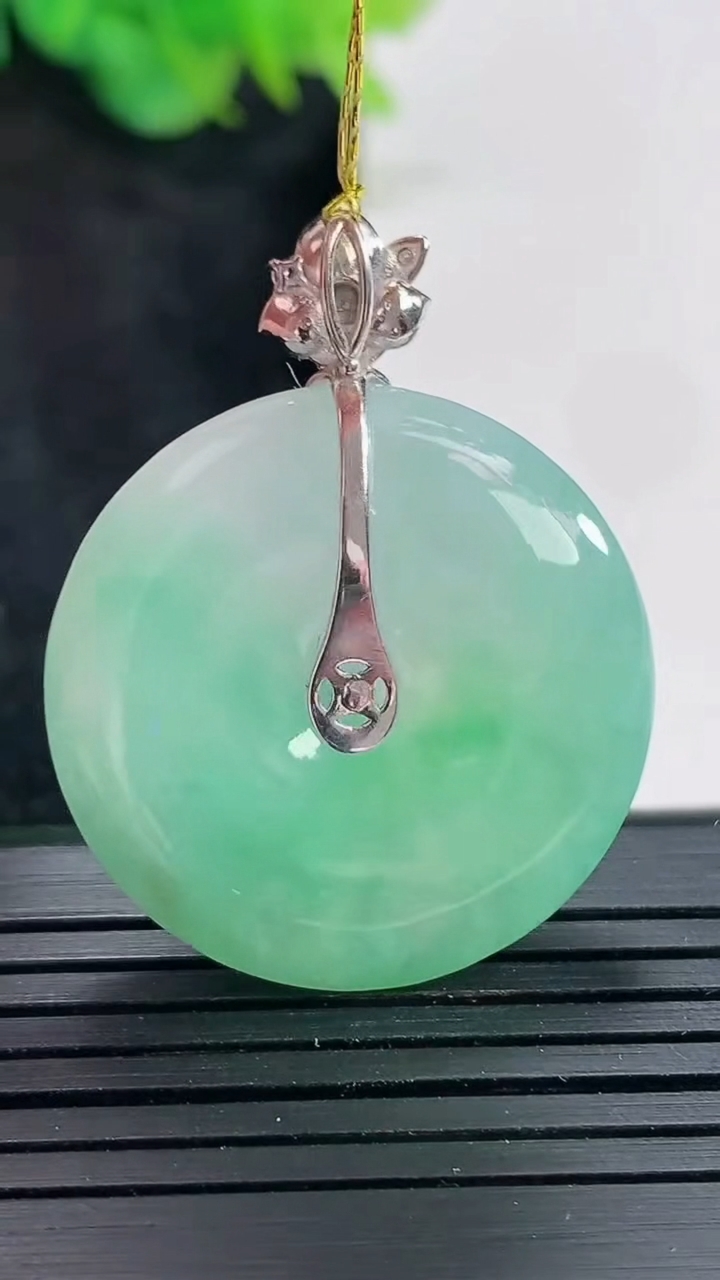 天然A货翡翠平安扣吊坠，尺寸28.6-5.8重量:11.16g
4月21日