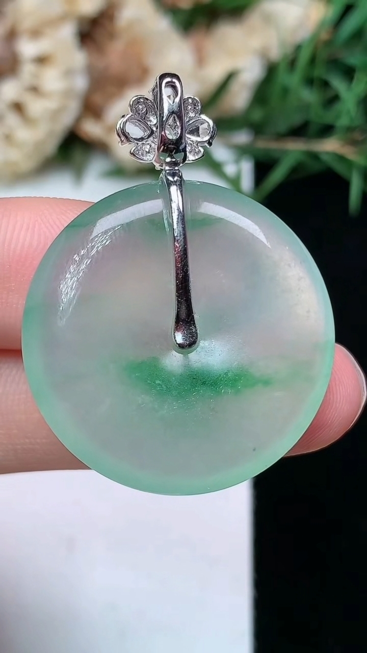 天然A货翡翠平安扣吊坠，尺寸26.5-4.7，重量:7.50g
4月21日