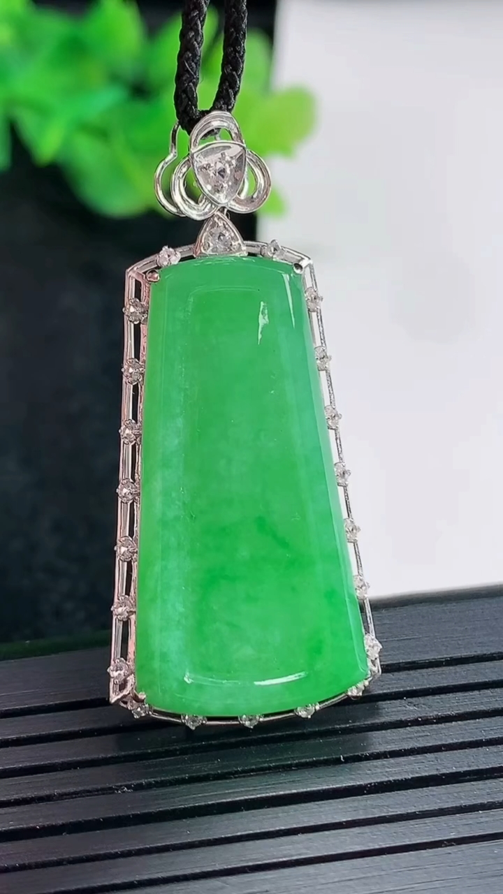 天然A货翡翠无事牌吊坠，尺寸44-20-7，裸石32-17重量:6.96g
4月21日