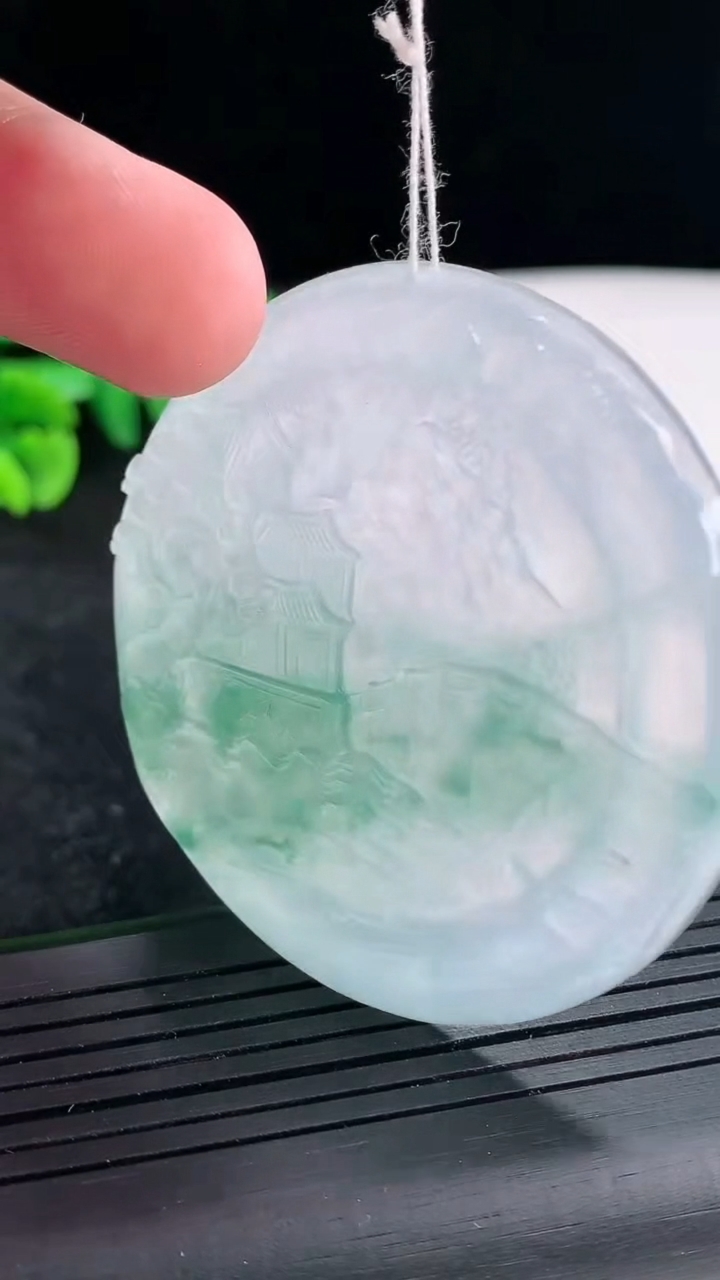 天然A货翡翠种飘花山水牌吊坠，尺寸53.5-5.2重量:36.42g
4月21日