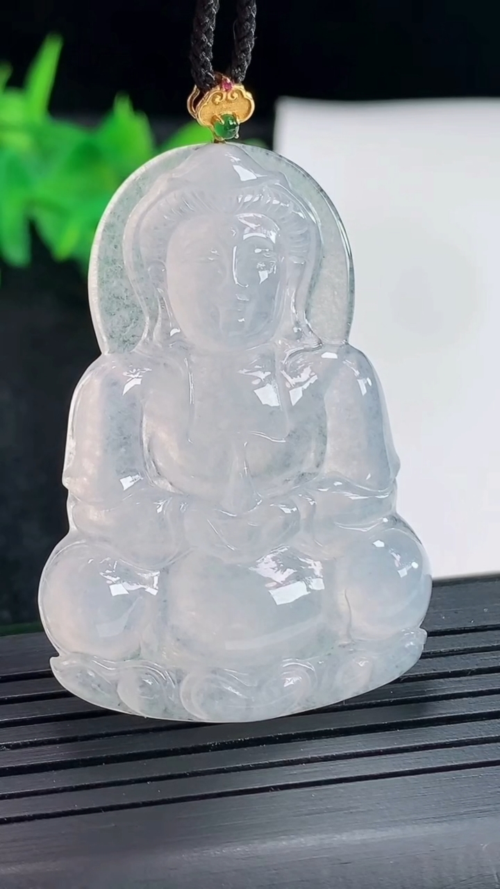 天然A货翡翠种白冰正装观音吊坠，尺寸48.5-33-4.5重量:13.47g
4月21日