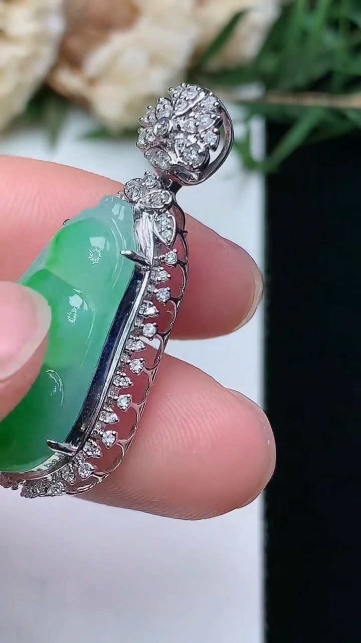 天然A货翡翠福豆吊坠，尺寸33.4-15.2-9.2，裸石21.7-12.3，重量:4.14g
4月21日