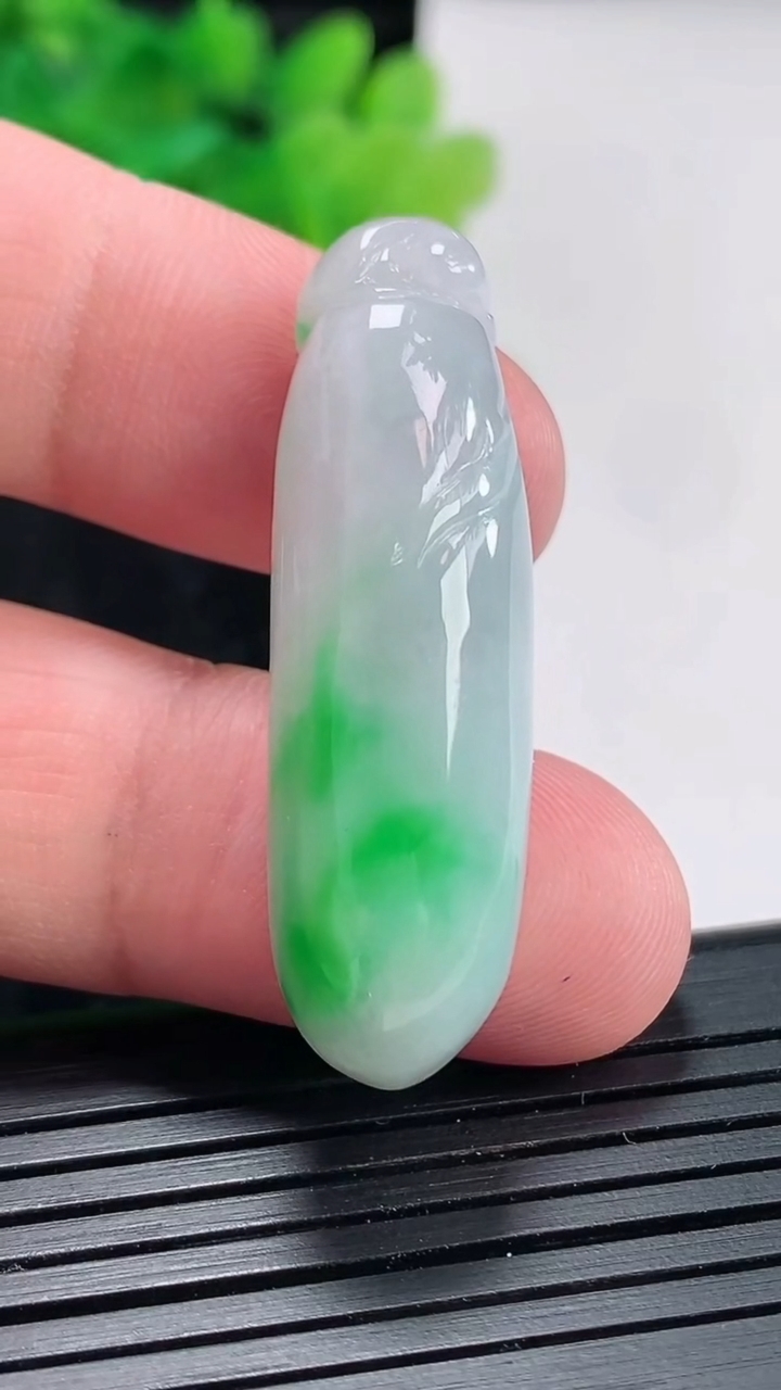 天然A货翡翠福瓜吊坠，尺寸41-12-9.6重量:10.58g
4月21日