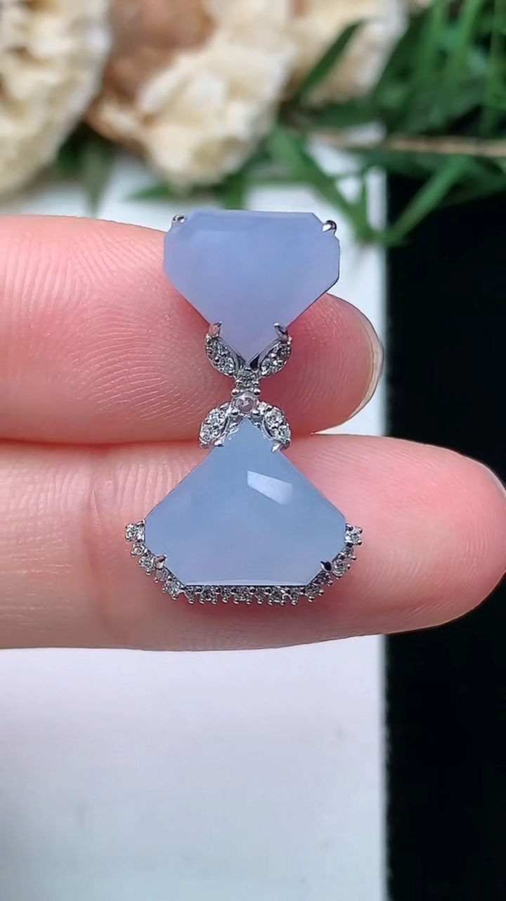 天然A货翡翠紫罗兰随形吊坠，尺寸21.8-13.3-6.3
4月21日