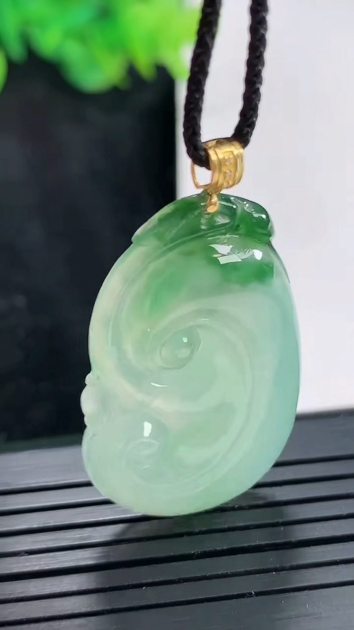 天然A货翡翠如意吊坠，尺寸36.6-22-5.2重量:7.96g
4月21日