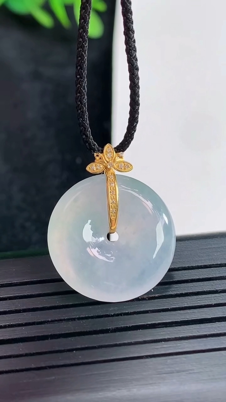 天然A货翡翠18k金紫罗兰平安扣吊坠，尺寸19.5-4.8重量:3.91g
4月21日