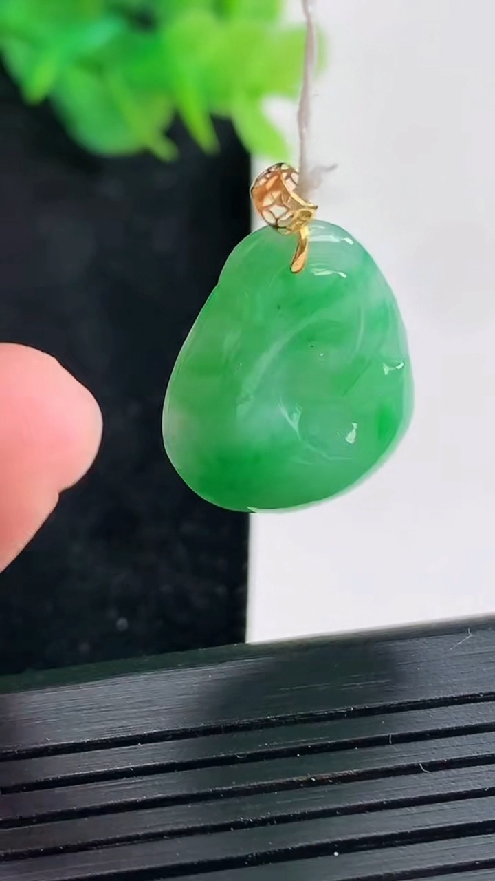 天然A货翡翠如意吊坠，尺寸21-17-4.5重量:3.48g
4月21日