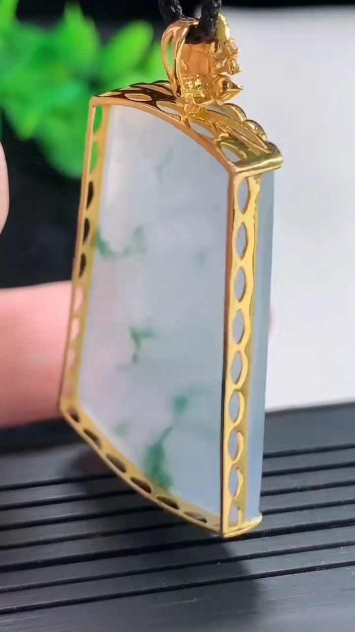 天然A货翡翠种紫罗兰飘花无事牌吊坠，尺寸48-27-5.5，裸石40-27重量:12.38g
4月21日