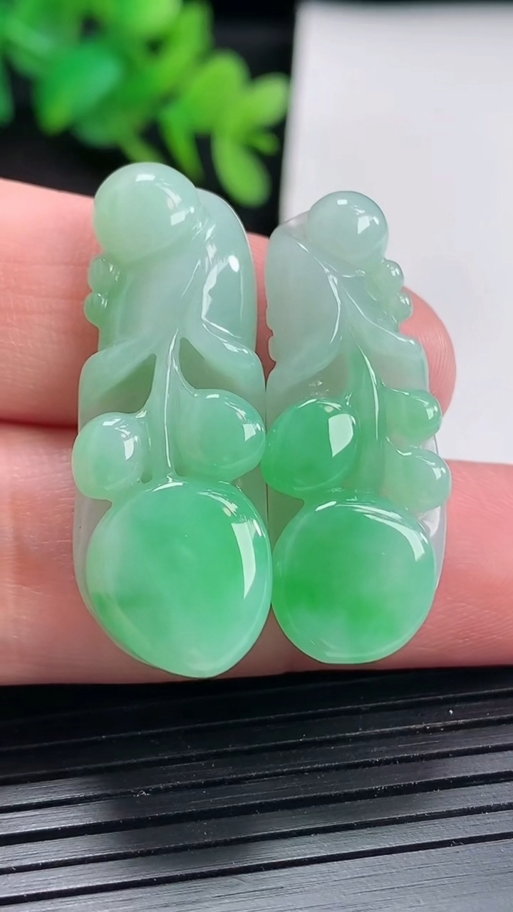 天然A货翡翠玉兰花吊坠一对，尺寸36-12.5-7.5重量:12.54g
4月21日