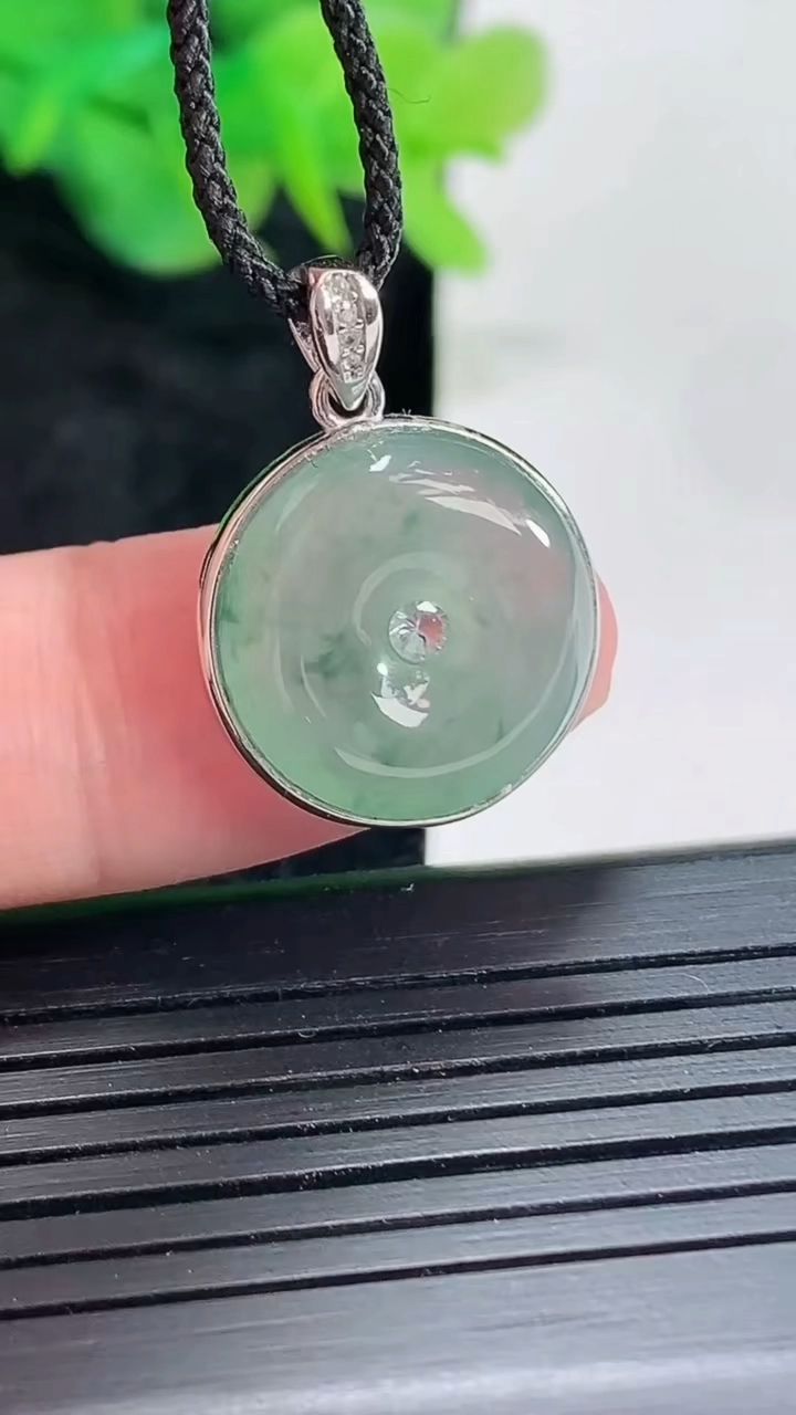 天然A货翡翠925银飘花平安扣吊坠，尺寸22-17-5，裸石16.5重量:g
4月21日