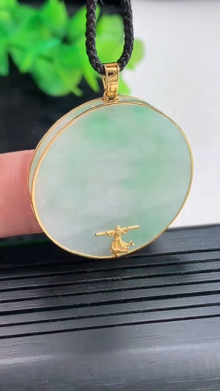 天然A货翡翠无事牌吊坠，尺寸29-3.2重量:6.07g
4月21日