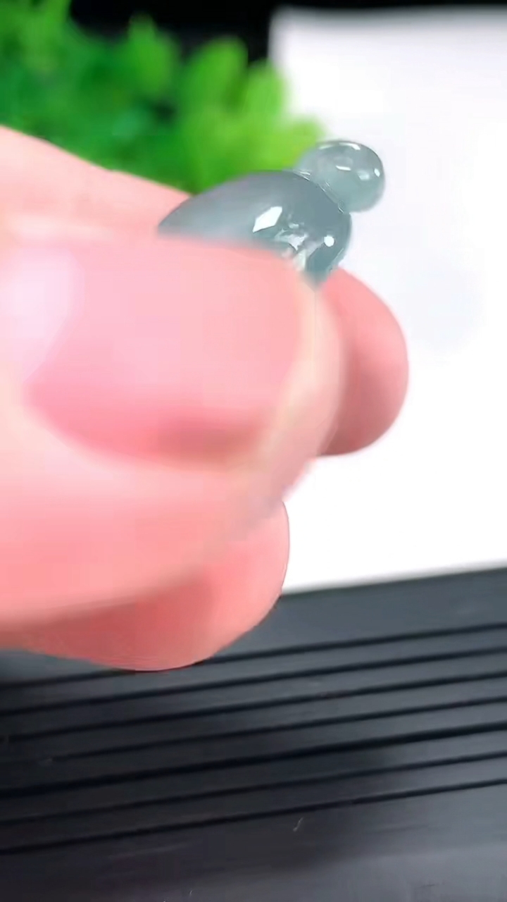 天然A货翡翠种飘花葫芦吊坠，尺寸41-25-6重量:11.86g
4月21日