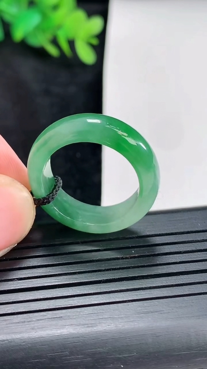 天然A货翡翠玉指环 戒指，尺寸19.2-7-4重量:5.46g2026年4月21日
工厂直销收藏佳品,种好水足，色泽均匀，有种有色，上手高大气！