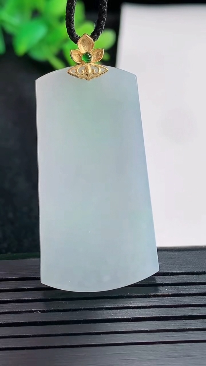 天然A货翡翠18k金春带彩 紫罗兰无事牌吊坠，尺寸41.5-22-3.5重量:10.36g
4月21日