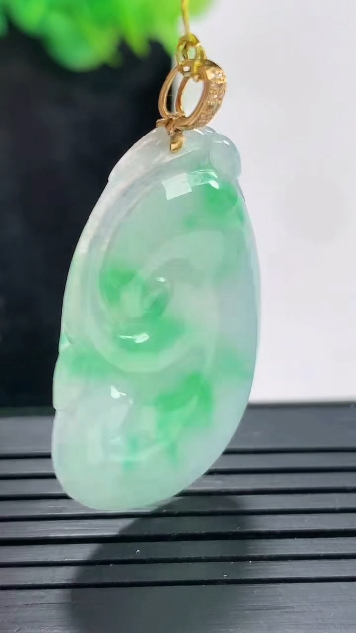 天然A货翡翠如意吊坠，尺寸35.6-20-3.5重量:5.75g
4月21日
