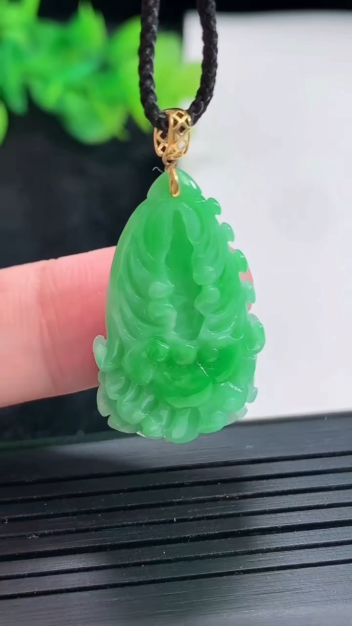 天然A货翡翠白菜吊坠，尺寸28.5-18-6.5重量:5.35g
4月21日