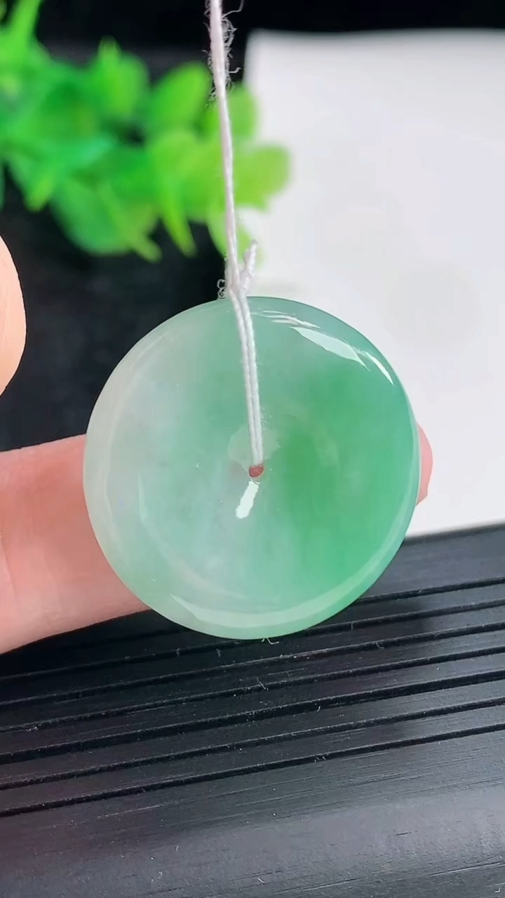 天然A货翡翠平安扣吊坠，尺寸25.5-5.5重量:8.15g
4月21日