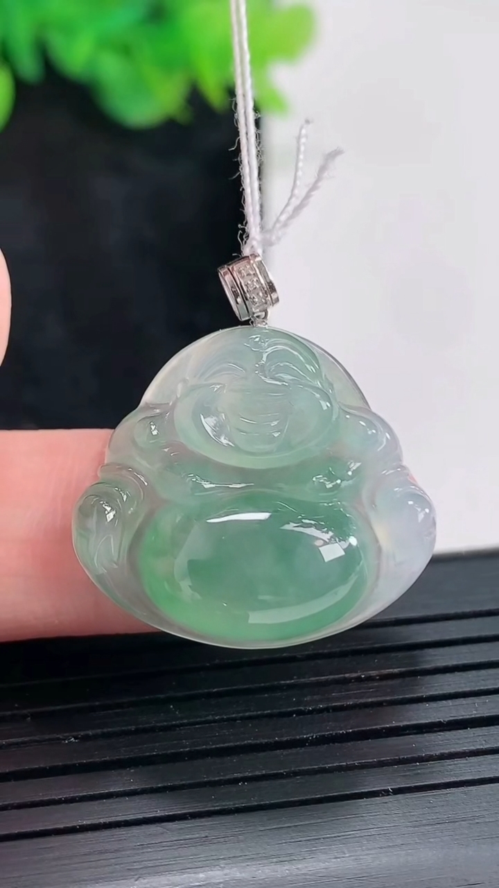 天然A货翡翠佛公吊坠，尺寸21.5-25-6重量:5.16g
4月21日