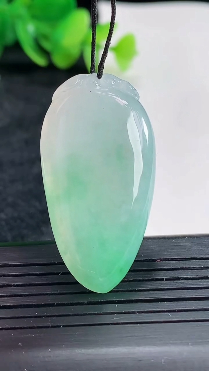 天然A货翡翠福瓜吊坠，尺寸39.6-21-5.8重量:10.58g
4月21日