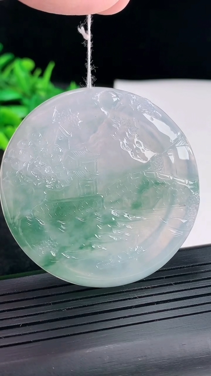 天然A货翡翠种飘花山水牌吊坠，尺寸53.5-5.2重量:36.42g
4月21日