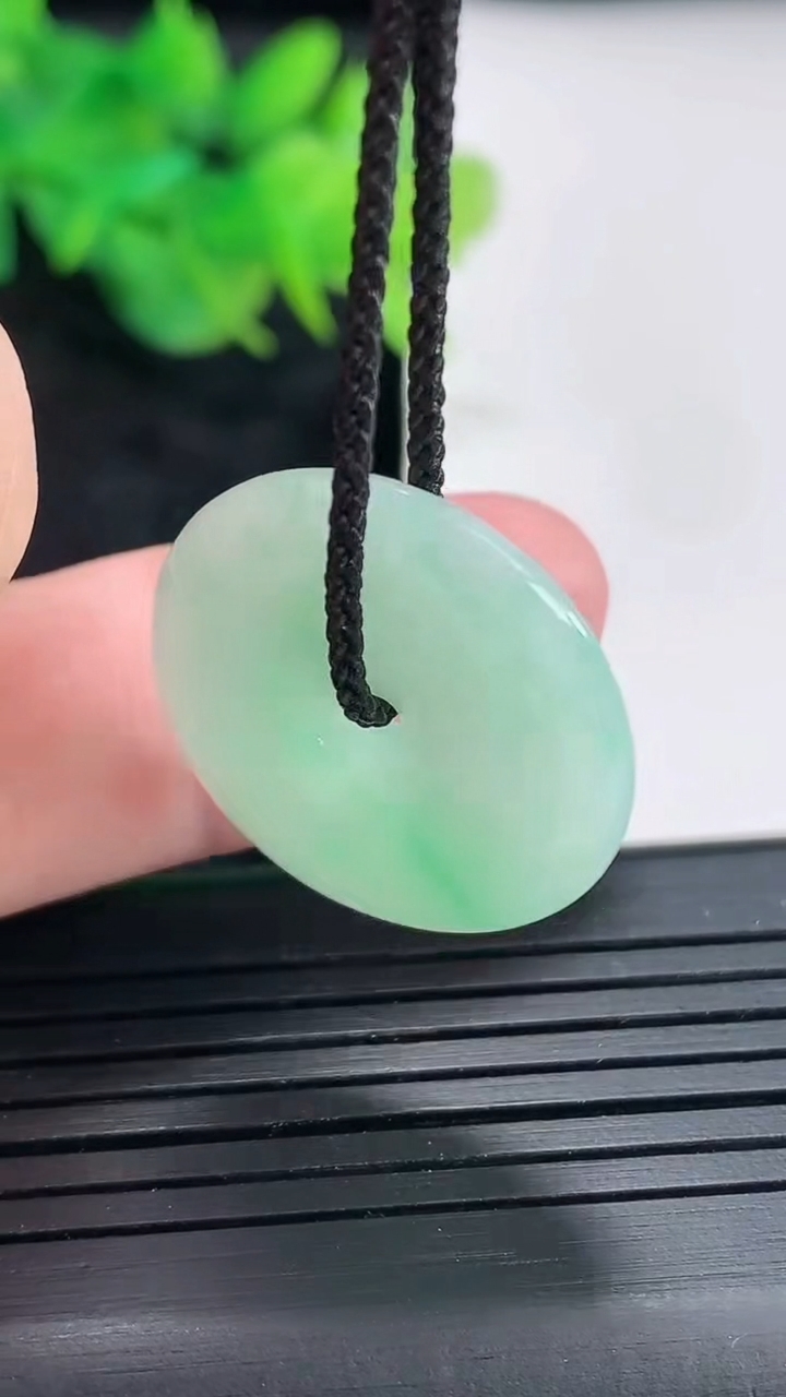 天然A货翡翠平安扣吊坠，尺寸23.5-5重量:5.13g
4月21日