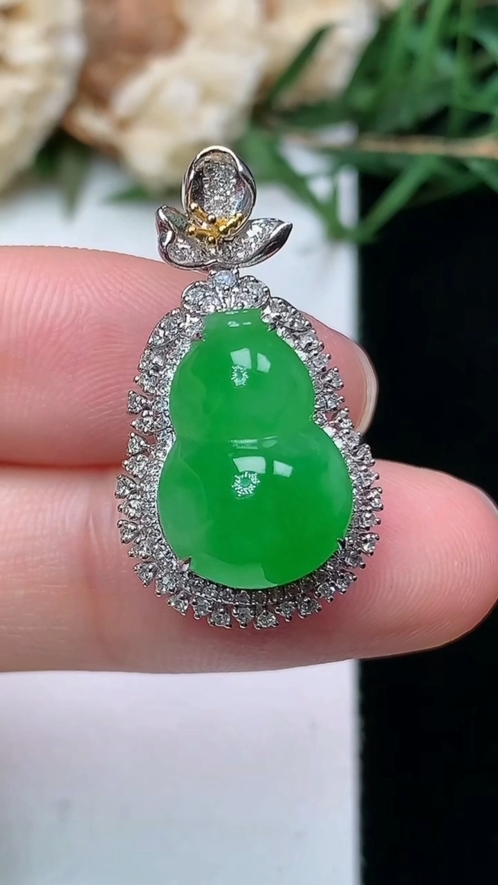 天然A货翡翠葫芦吊坠，尺寸26.6-14.9-11.5，裸石14.9-10，重量:4.26g
4月2