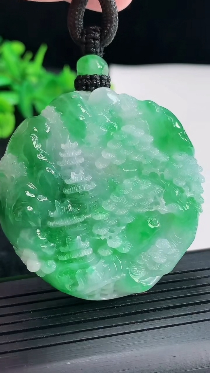 天然A货翡翠山水牌吊坠，尺寸47.5-11.5重量:61.54g
4月21日