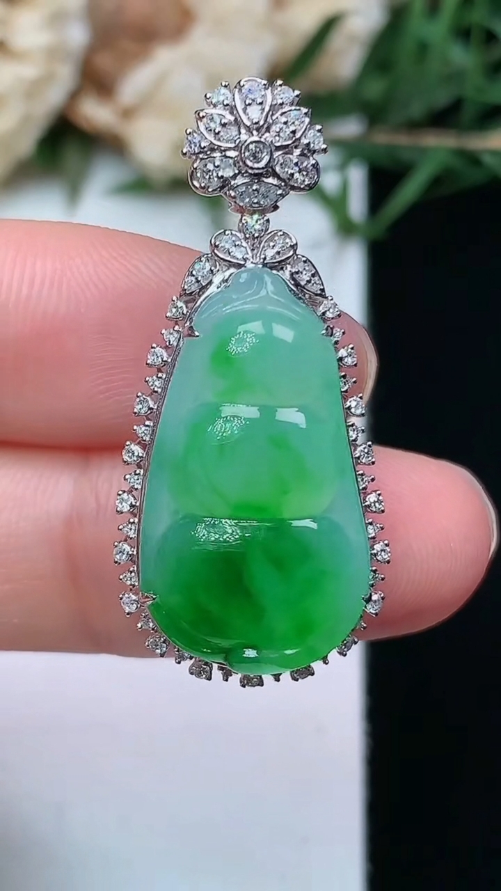 天然A货翡翠福豆吊坠，尺寸33.4-15.2-9.2，裸石21.7-12.3，重量:4.14g
4月21日