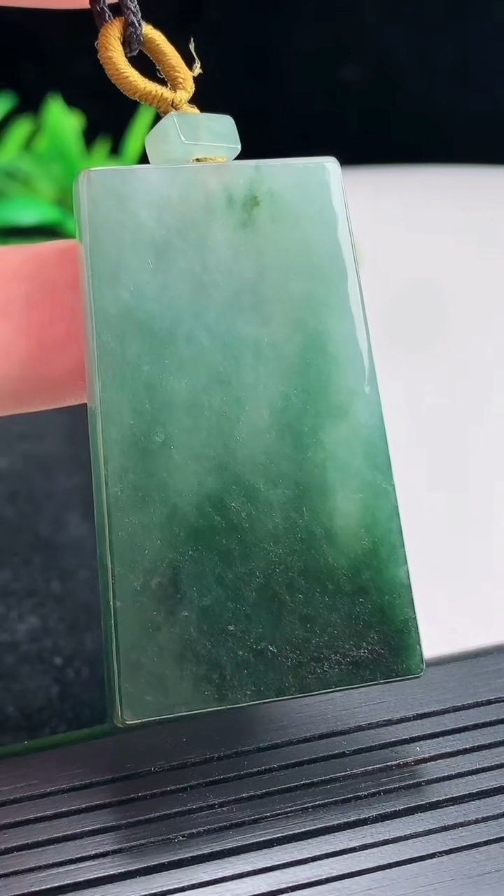 天然A货翡翠飘花无事牌吊坠，尺寸48-28.5-5重量:22.42g
4月21日