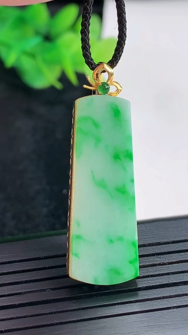 天然A货翡翠无事牌吊坠，尺寸40-13-4.8，裸石33.5-12重量:4.59g
4月21日