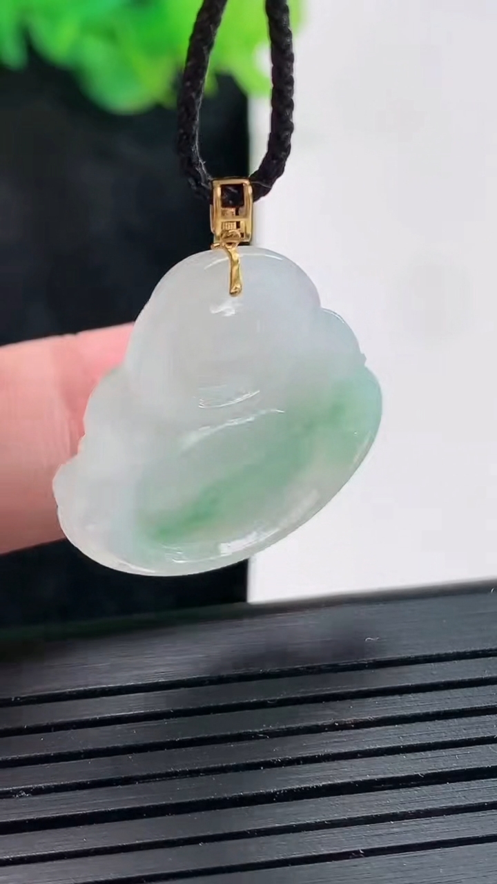 天然A货翡翠佛公吊坠，尺寸24-26-5.5重量:5.16g
4月21日