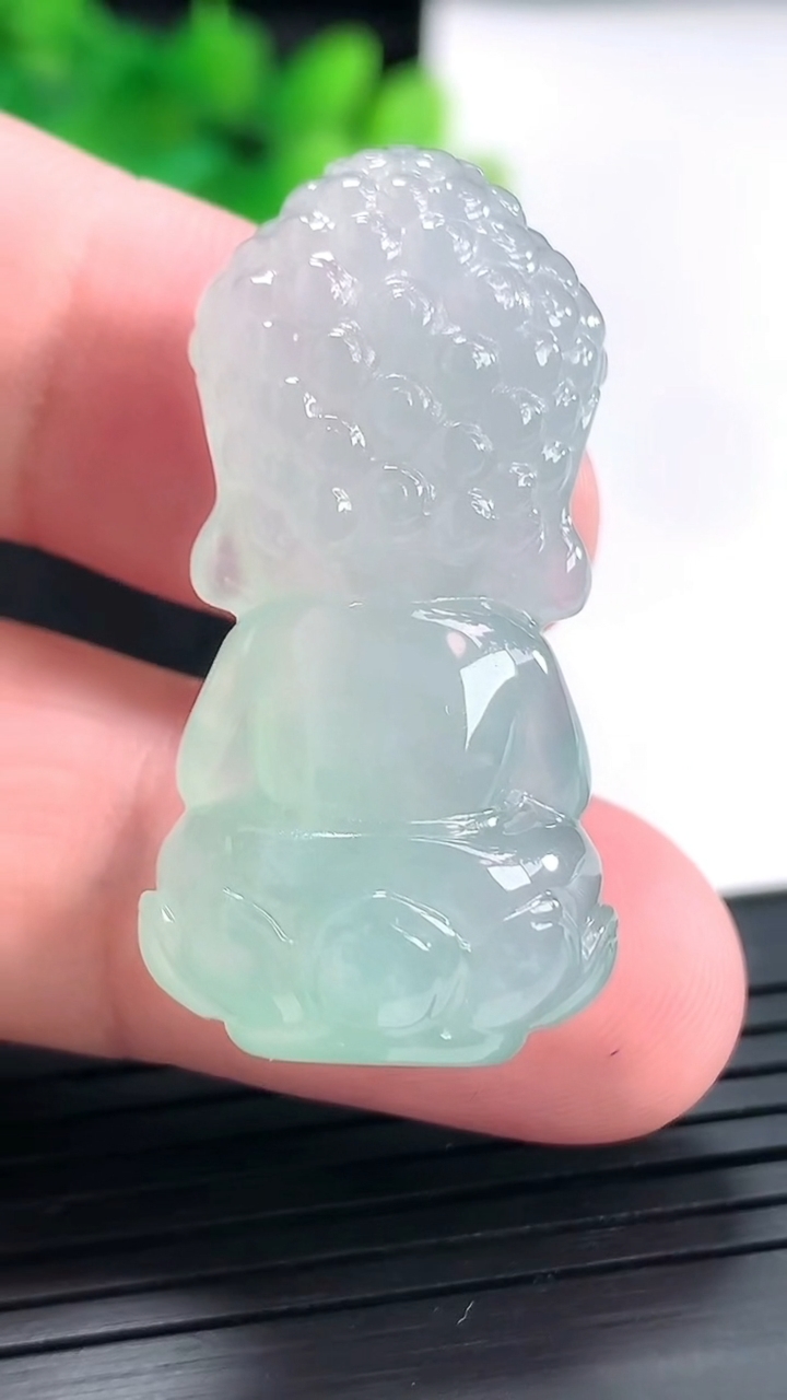 天然A货翡翠宝宝佛吊坠，尺寸37.5-19-10重量:12.82g
4月21日