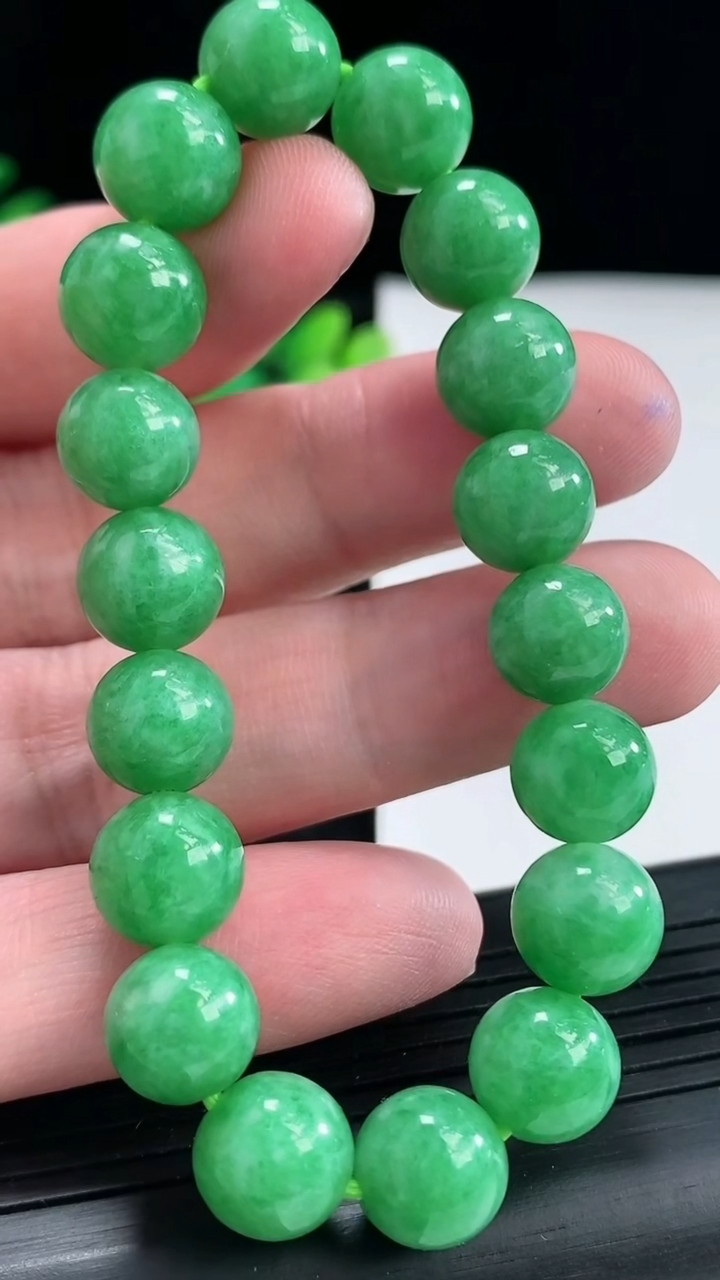 天然A货翡翠圆珠手串，尺寸10-18颗重量:30.58g4月21日
工厂直销收藏佳品,种好水足，色泽